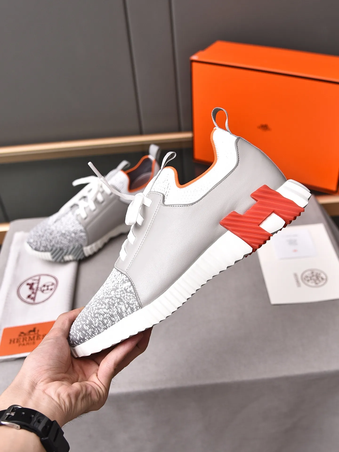Factory price PP600 [Hermes] fe new arrival~ New Bouncing sneakers are the most comfortable shoes from Hermès, no one else⃣️. They are very light on the feet and look great. You won’t feel tired even when you go shopping and running around. 👍 Very light and comfortable, very light, suitable for both sports and leisure, and feel great when you step on them! It’s up to you to choose, there’s always what you want~ ✔️Fabric: Imported first-layer cowhide + high-elastic fly weave ✔️Inner lining: Imported water-dyed cow lining ✔️Outsole: Seamless combination of IP+TPU (multi-color letters) German technology irradiation machine ✔️Code number: Male 38-44 (45 customized)